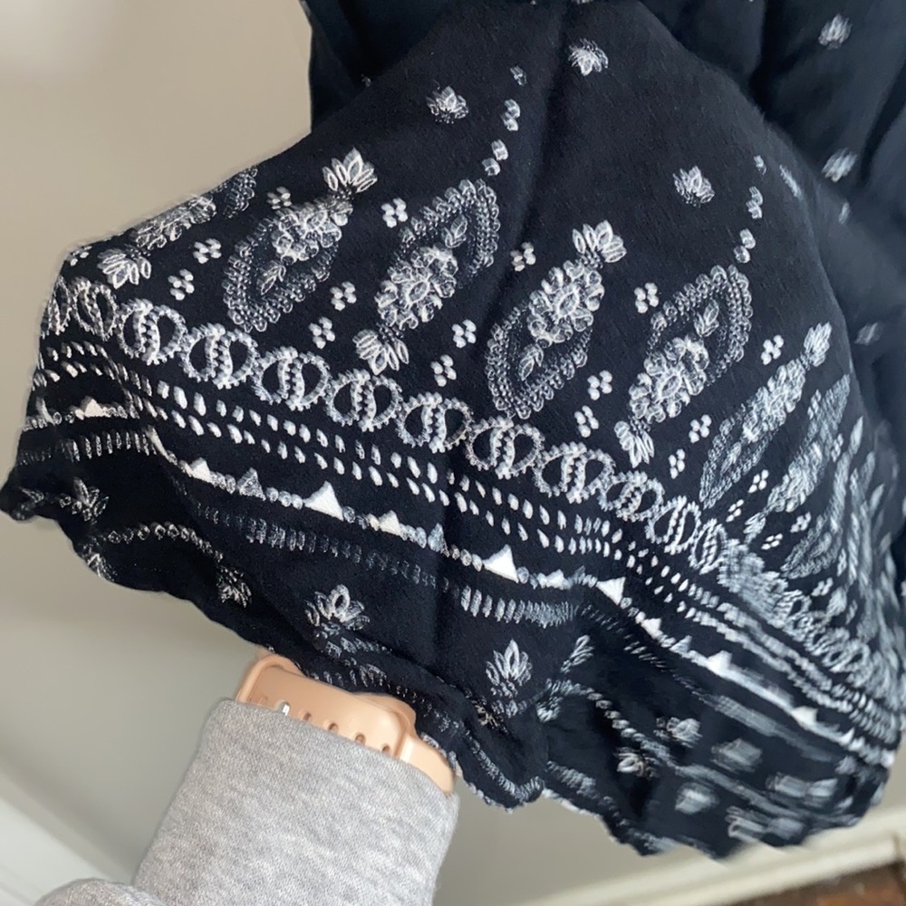 🪼Adorable black flowy dress with white pattern detail at bottom! - Picture 6 of 8